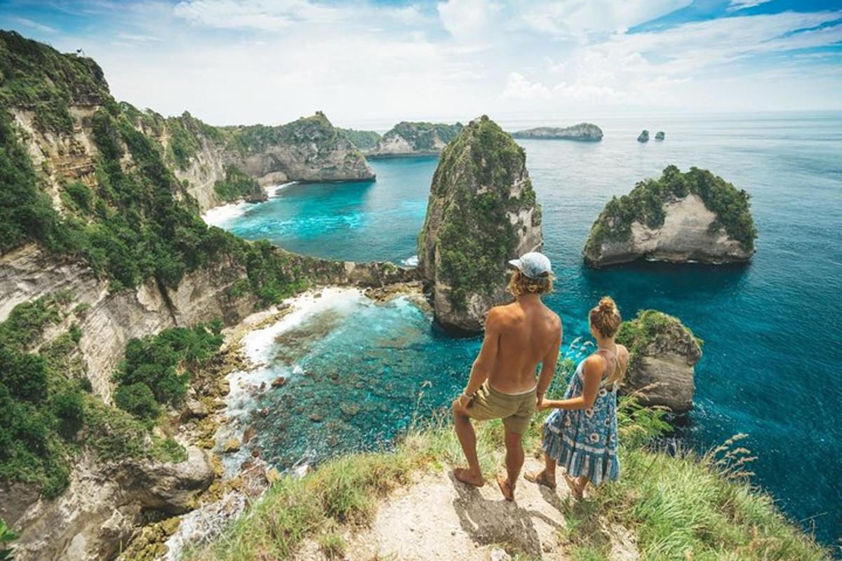 một người đàn ông và một người phụ nữ đứng trên vách đá nhìn ra đại dương