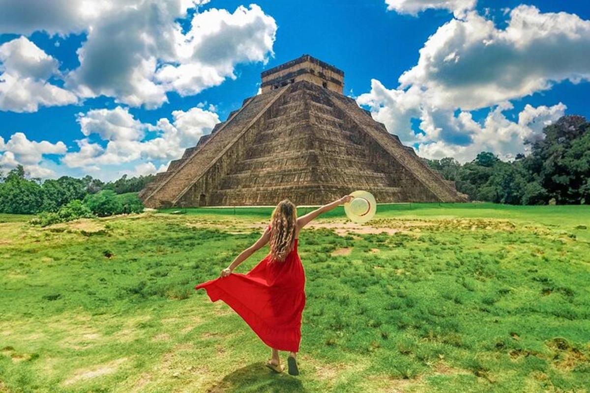 žena držící frisbee před pyramidou