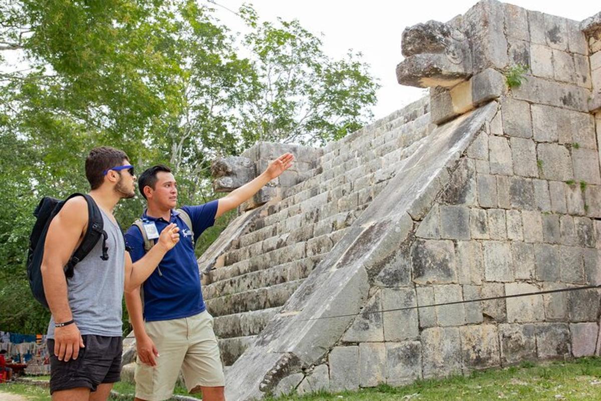 dos homes drets al costat d'un mur de pedra
