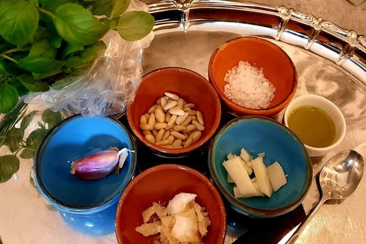 um grupo de tigelas cheias de diferentes tipos de comida
