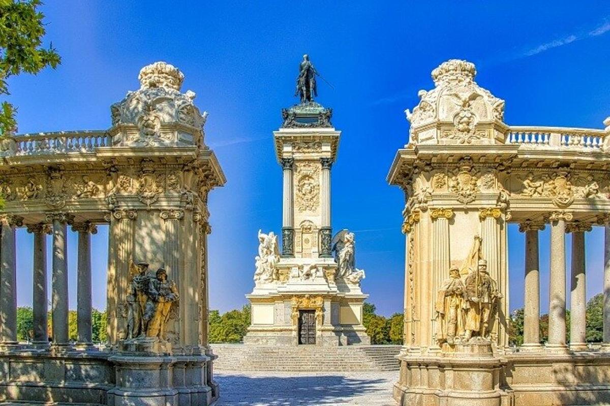 un monumento con una statua in cima a un edificio