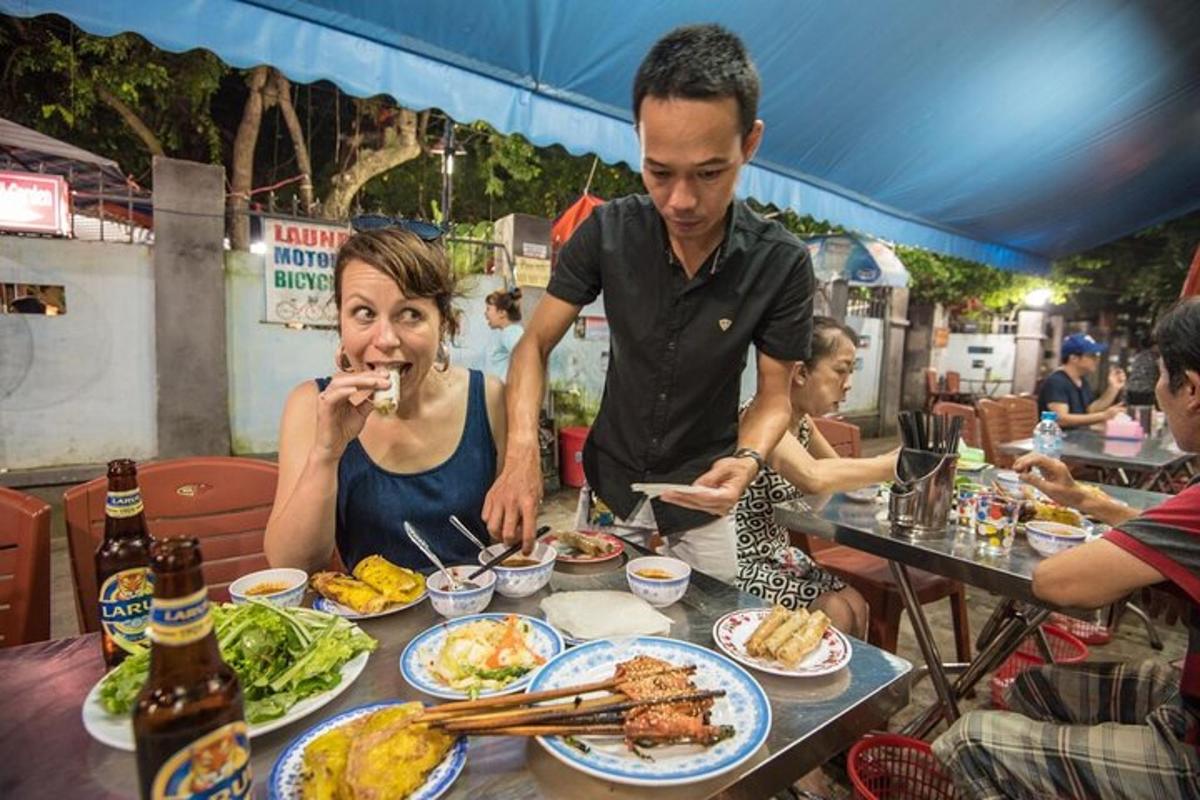 seorang lelaki dan seorang wanita duduk di meja makan makanan