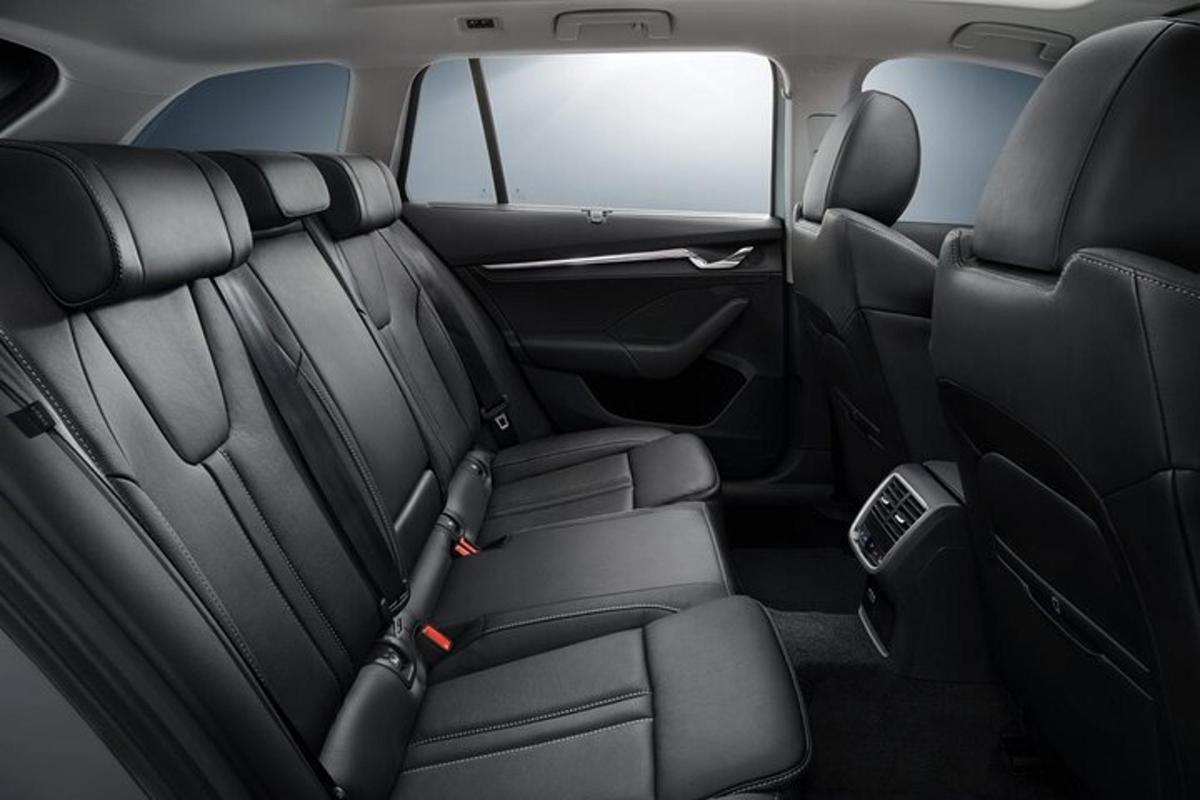 ein Blick auf den Rücksitz eines Autos