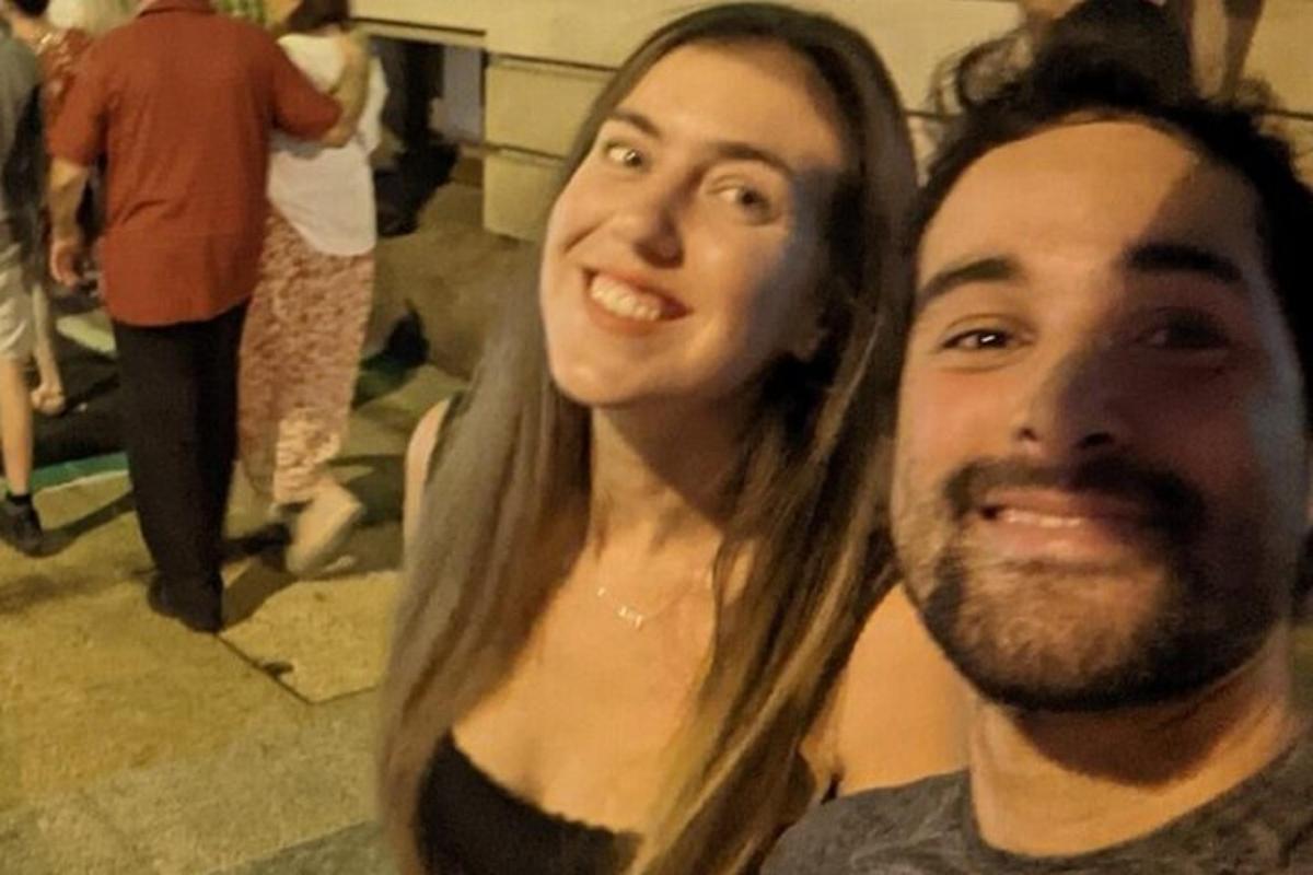 ein Mann und eine Frau posieren für ein Foto