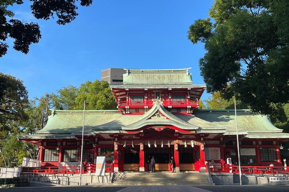 un edificio rosso con una pagoda in un parco