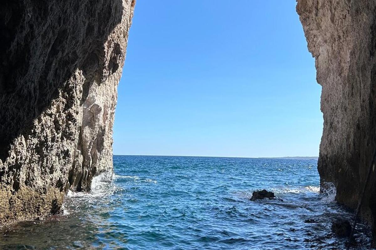 una vista de l'oceà des de dins d'una cova