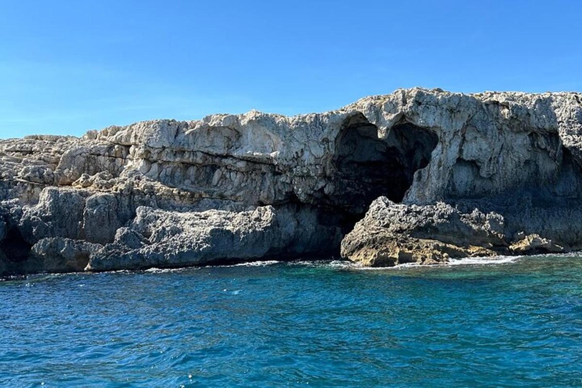 una cova al costat d'un penya-segat rocós