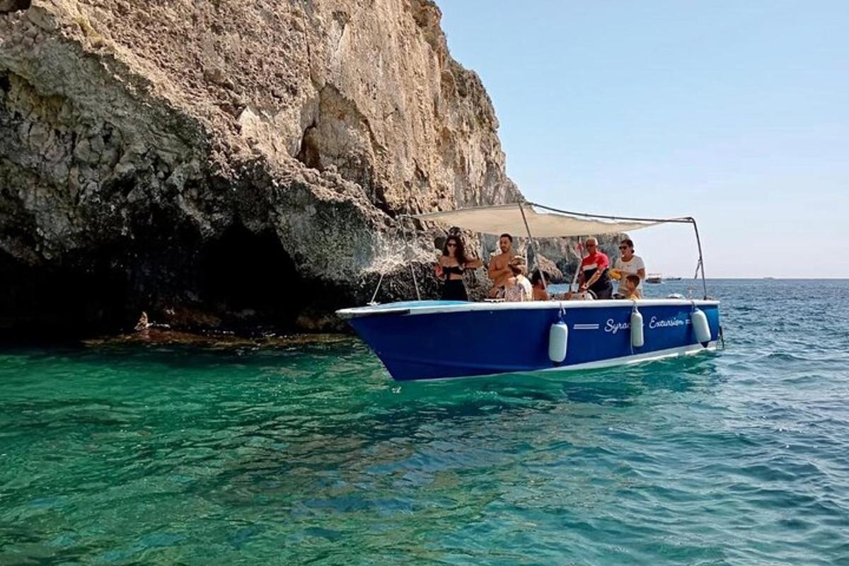 un grup de persones en un vaixell blau a l'aigua