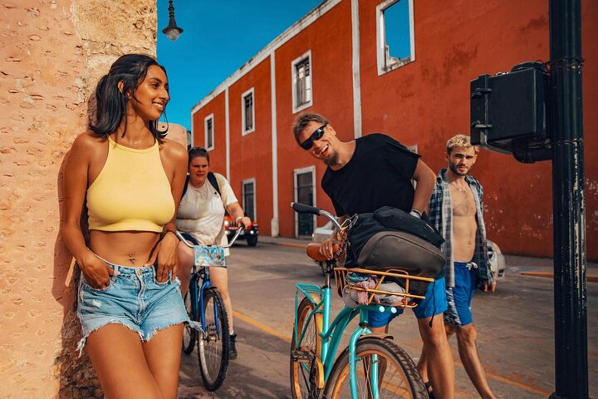 skupina ľudí jazdiacich na bicykloch po ulici