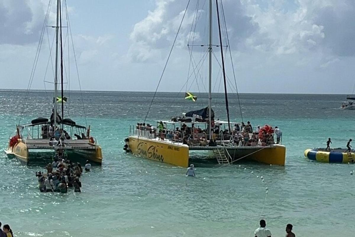 isang grupo ng mga tao sa isang bangka sa tubig