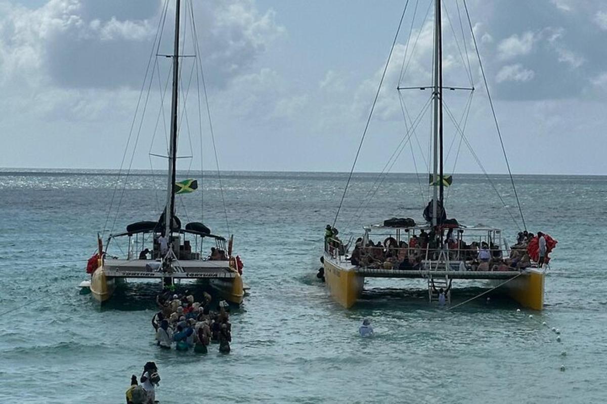 dalawang bangka sa tubig na may mga tao sa kanila