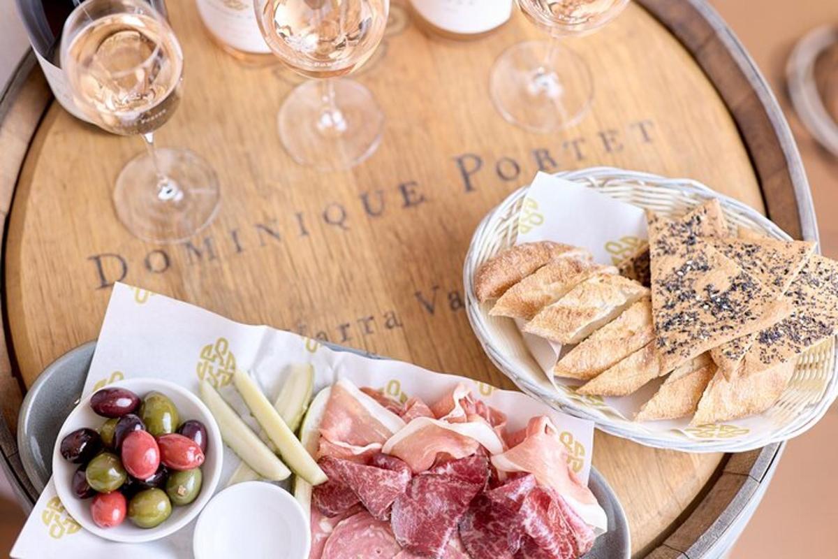 un tavolo con due piatti di cibo e bicchieri di vino