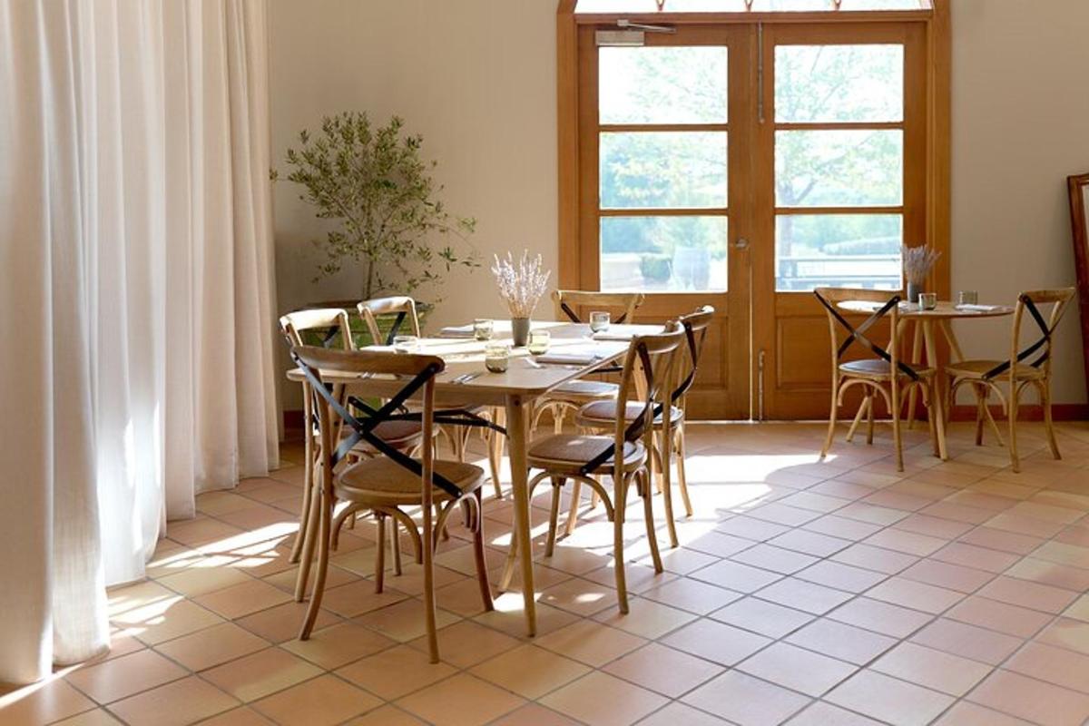una sala da pranzo con tavolo e sedie
