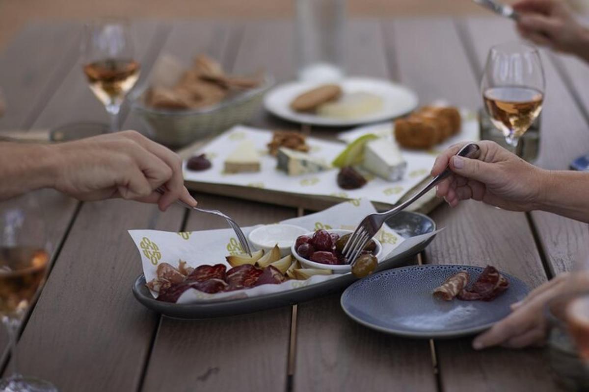 un gruppo di persone sedute a un tavolo che mangiano cibo