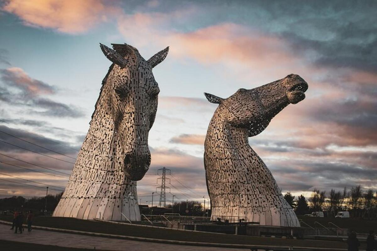 Dos estatuas de dos caballos parados uno al lado del otro