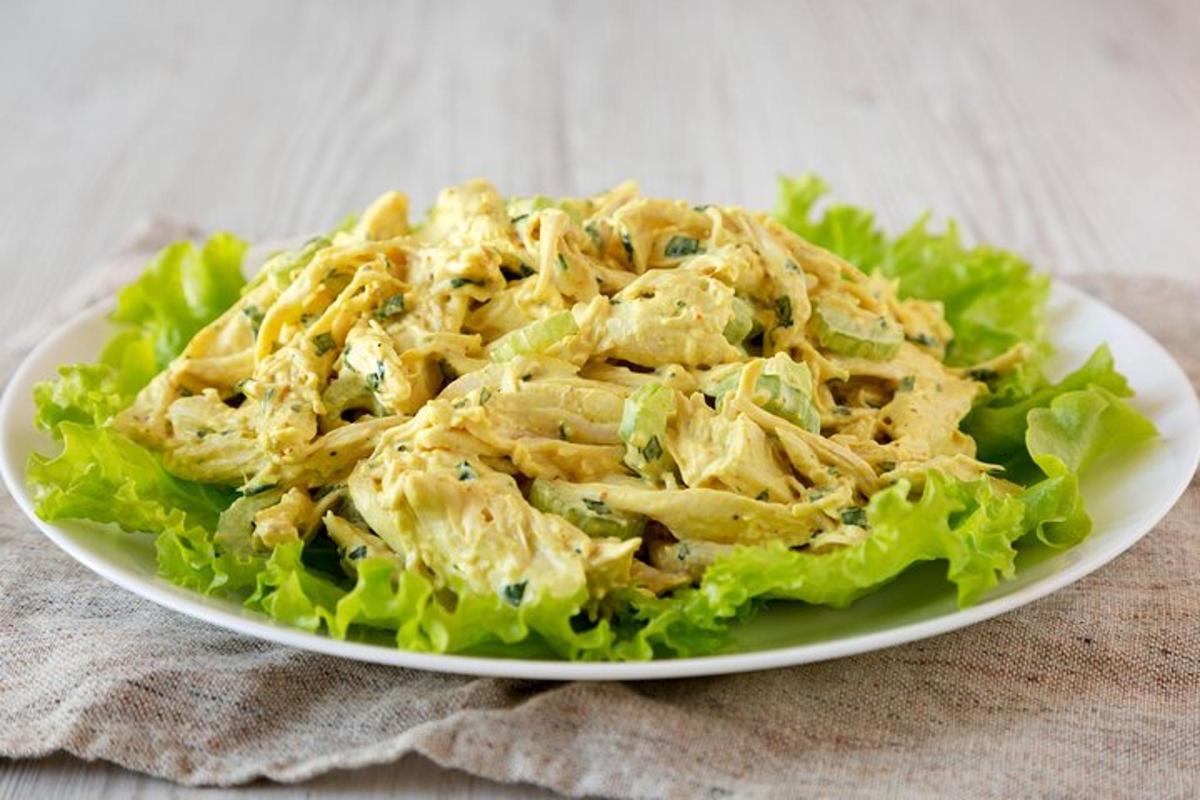 pinggan putih dengan salad di atas salad