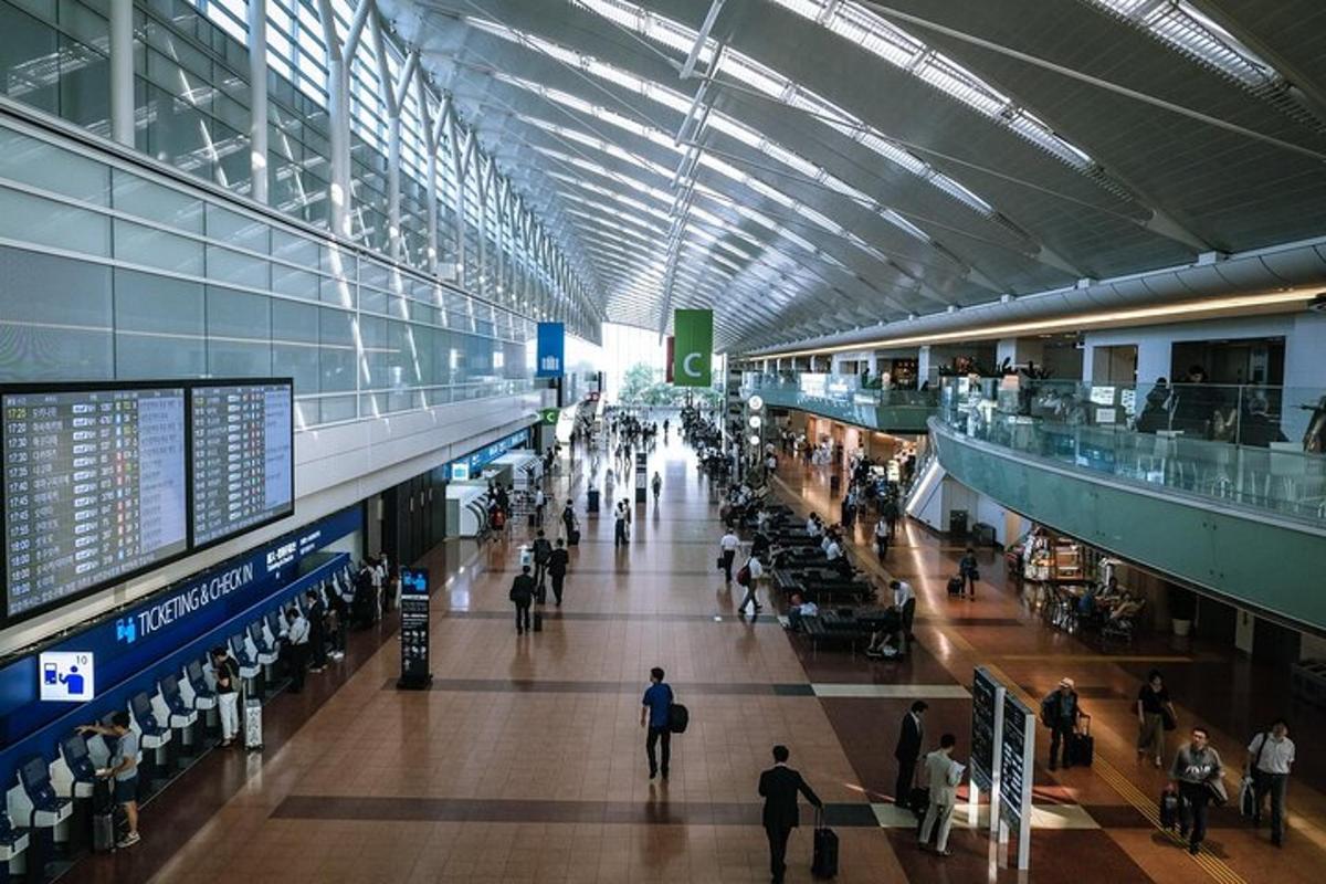 um aeroporto com pessoas caminhando por um grande edifício