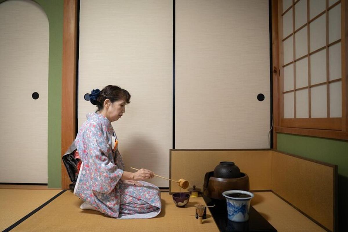 kona í kimono sitjandi á gólfinu
