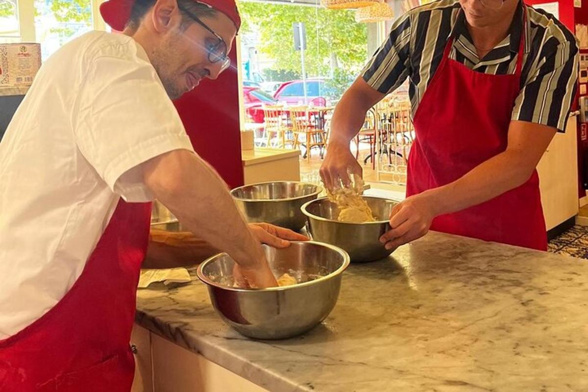 Dos hombres en una cocina preparando comida en cubos.