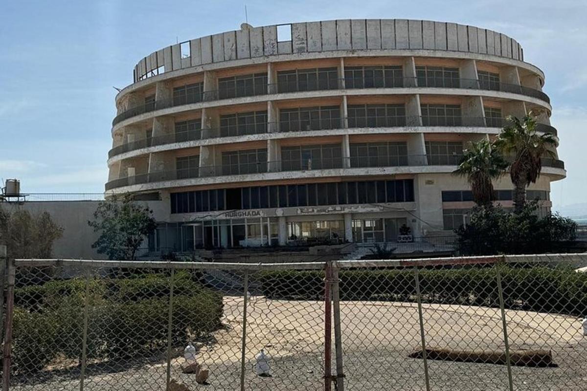 um edifício com uma cerca na frente