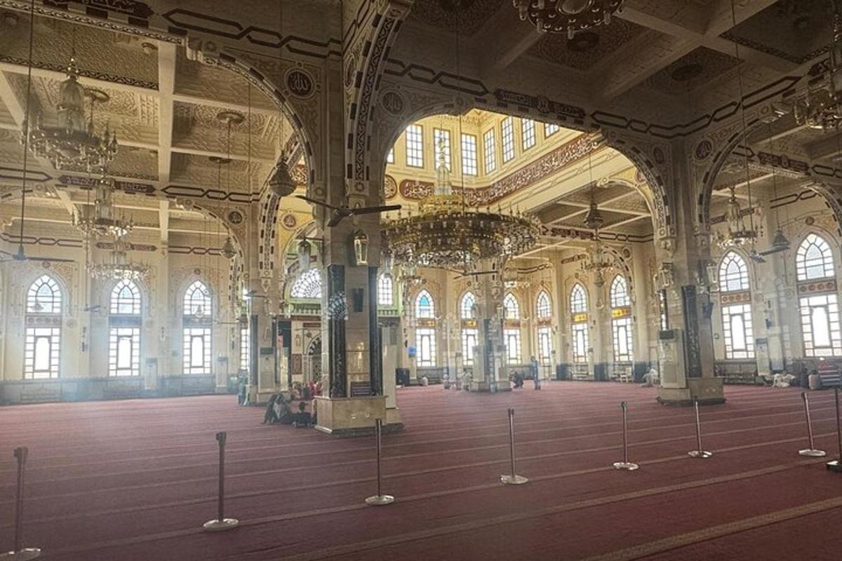 uma sala grande com muitas janelas e um grande edifício