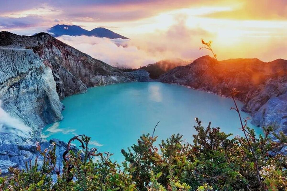 Blick auf einen blauen See in den Bergen