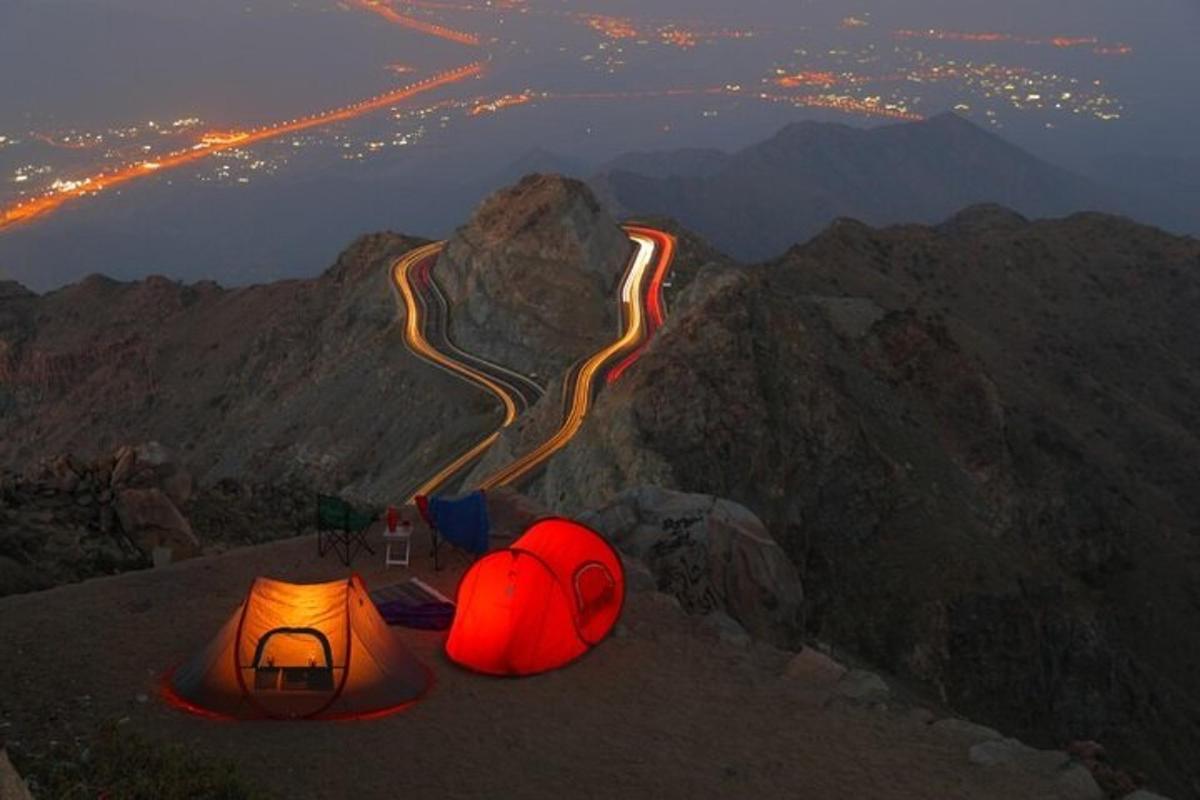 due tende posizionate in cima a una montagna di notte