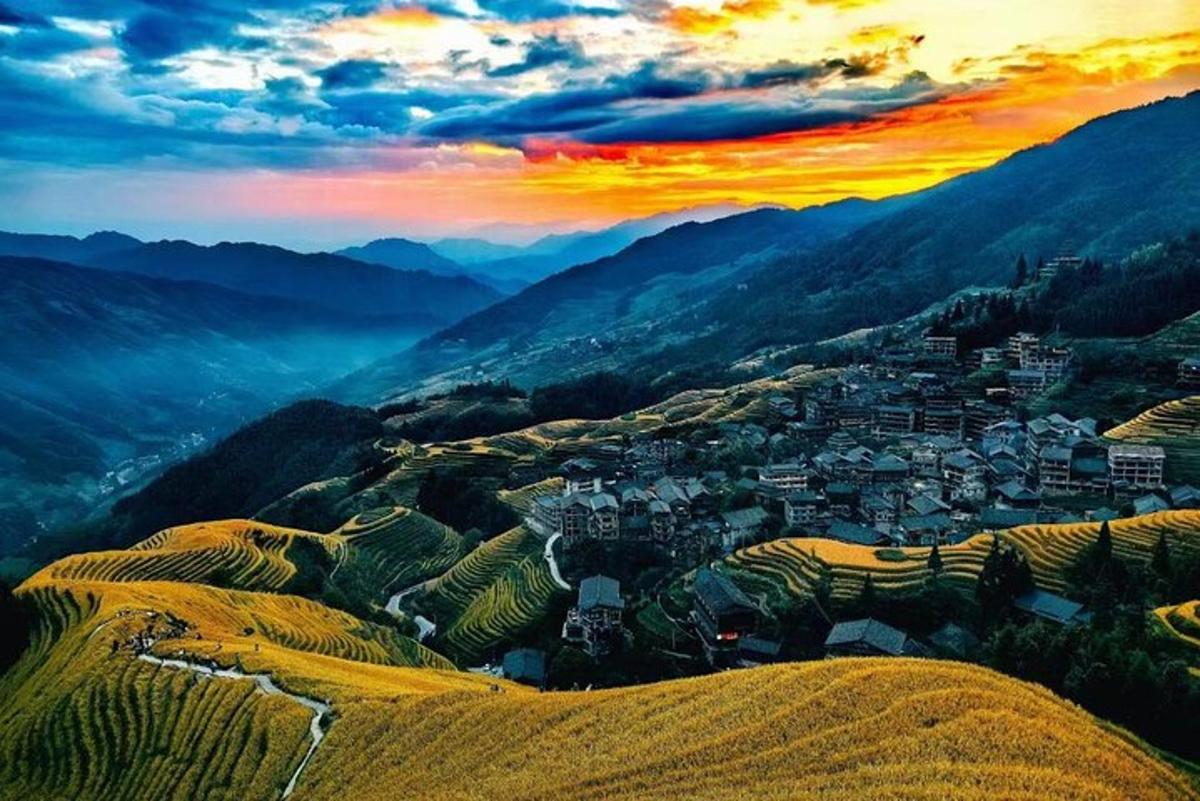 una vista di un villaggio in montagna al tramonto