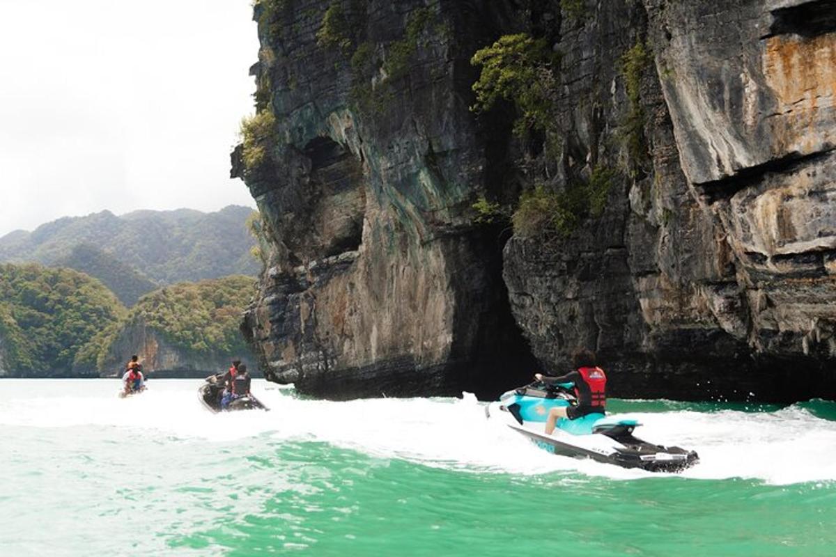 sekelompok orang di atas perahu di air