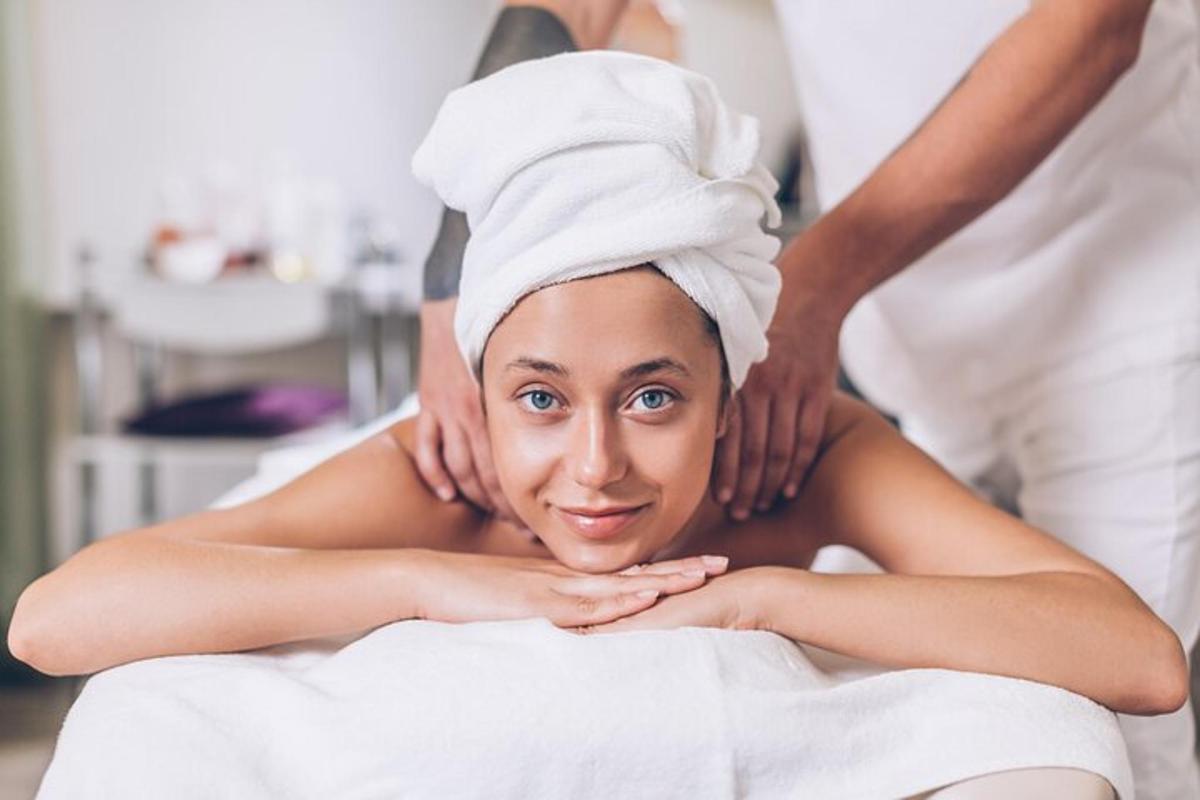 uma mulher em um spa recebendo uma massagem