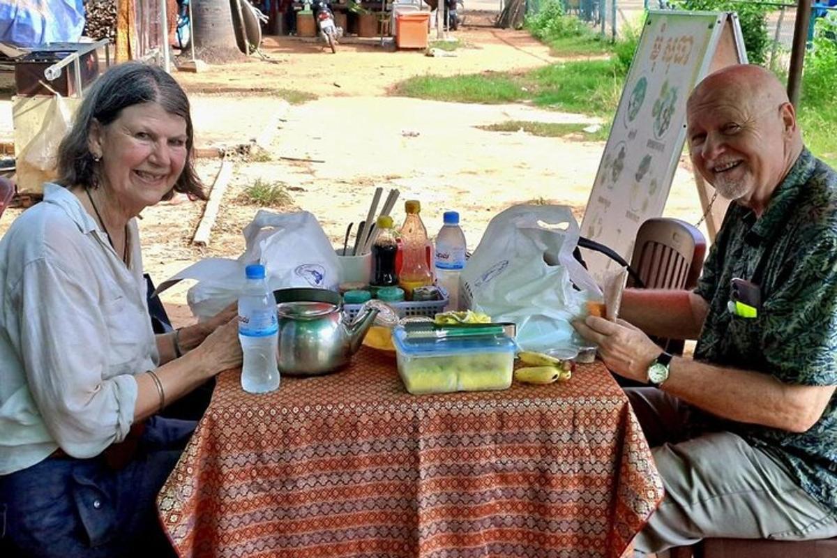 Un hombre y una mujer sentados en una mesa