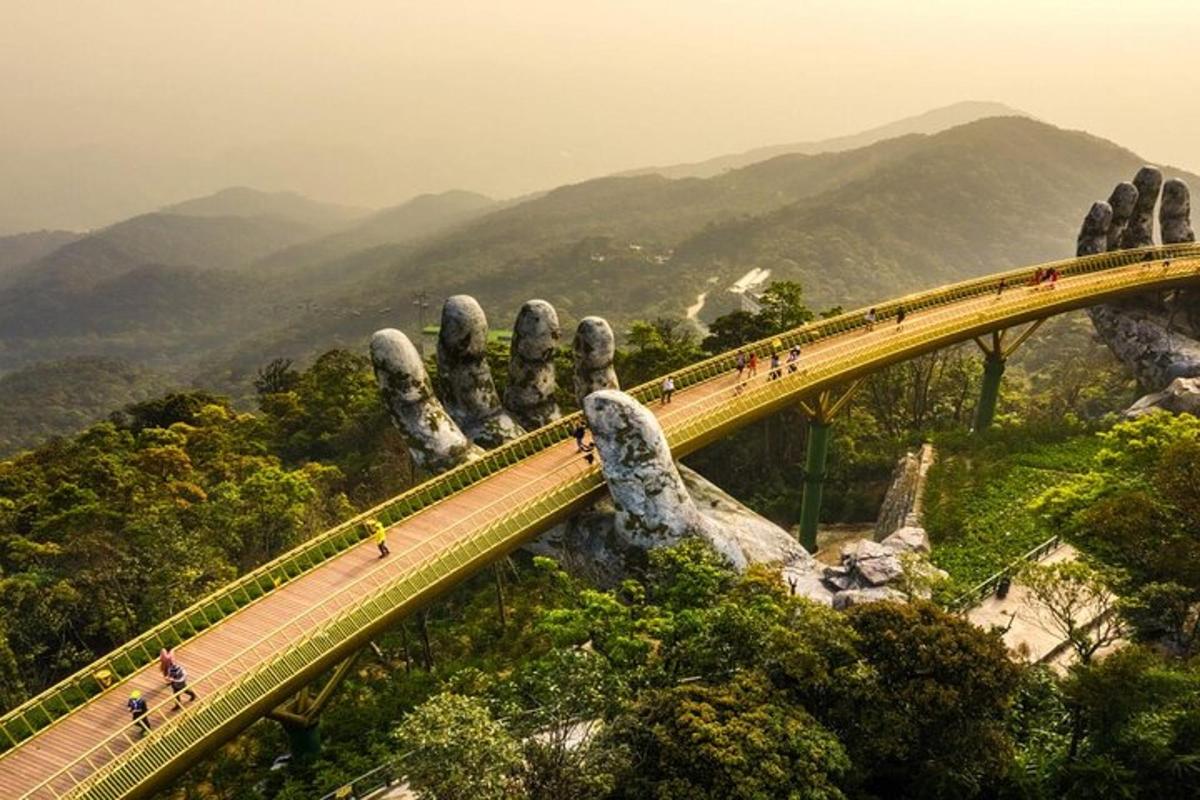 un gruppo di persone che camminano su un ponte sopra una montagna