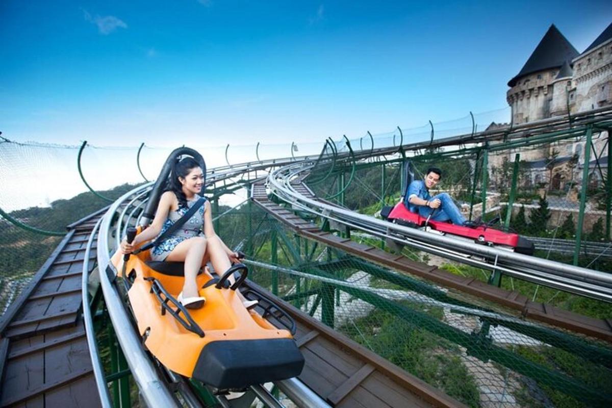 due ragazze che vanno sulle montagne russe in un parco divertimenti
