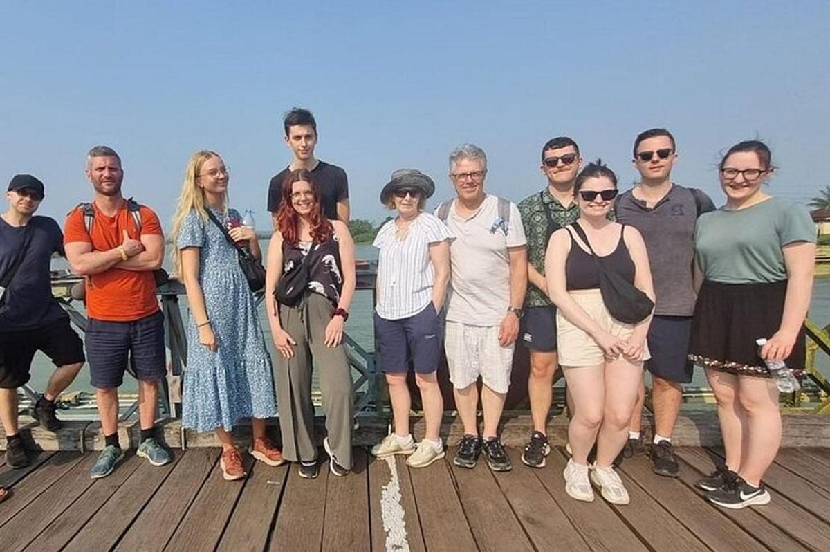 skupina lidí pózujících pro fotografii na terase