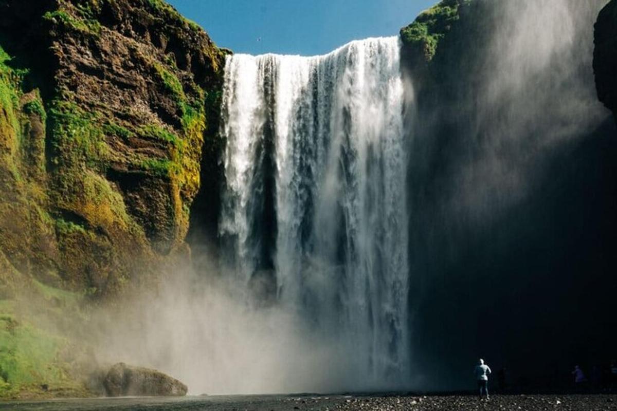 una persona dempeus davant d'una cascada