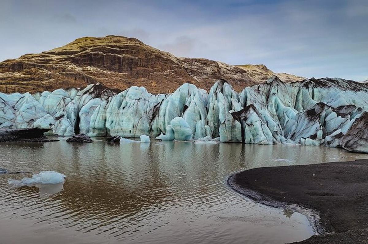 un grup d'icebergs blaus en una massa d'aigua