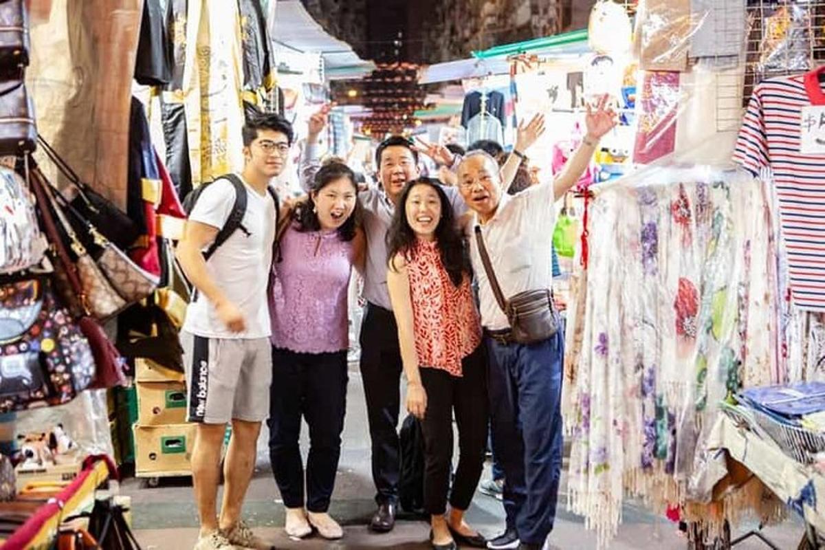 un gruppo di persone in posa per una foto in un mercato