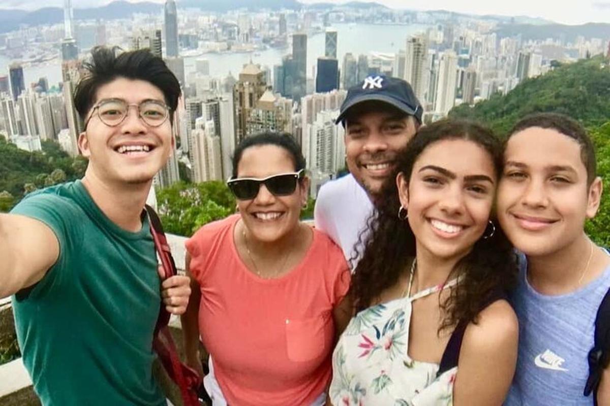 un gruppo di persone in posa per una foto davanti a una città
