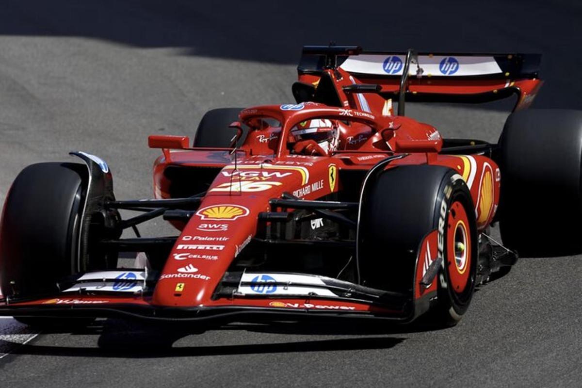 um carro de corrida vermelho em uma pista de corrida
