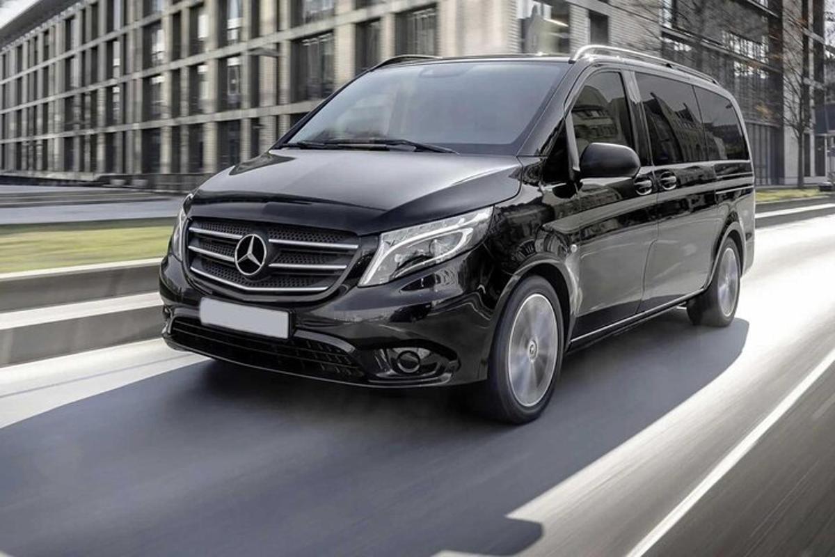 Černá dodávka Mercedes Benz jedoucí po ulici