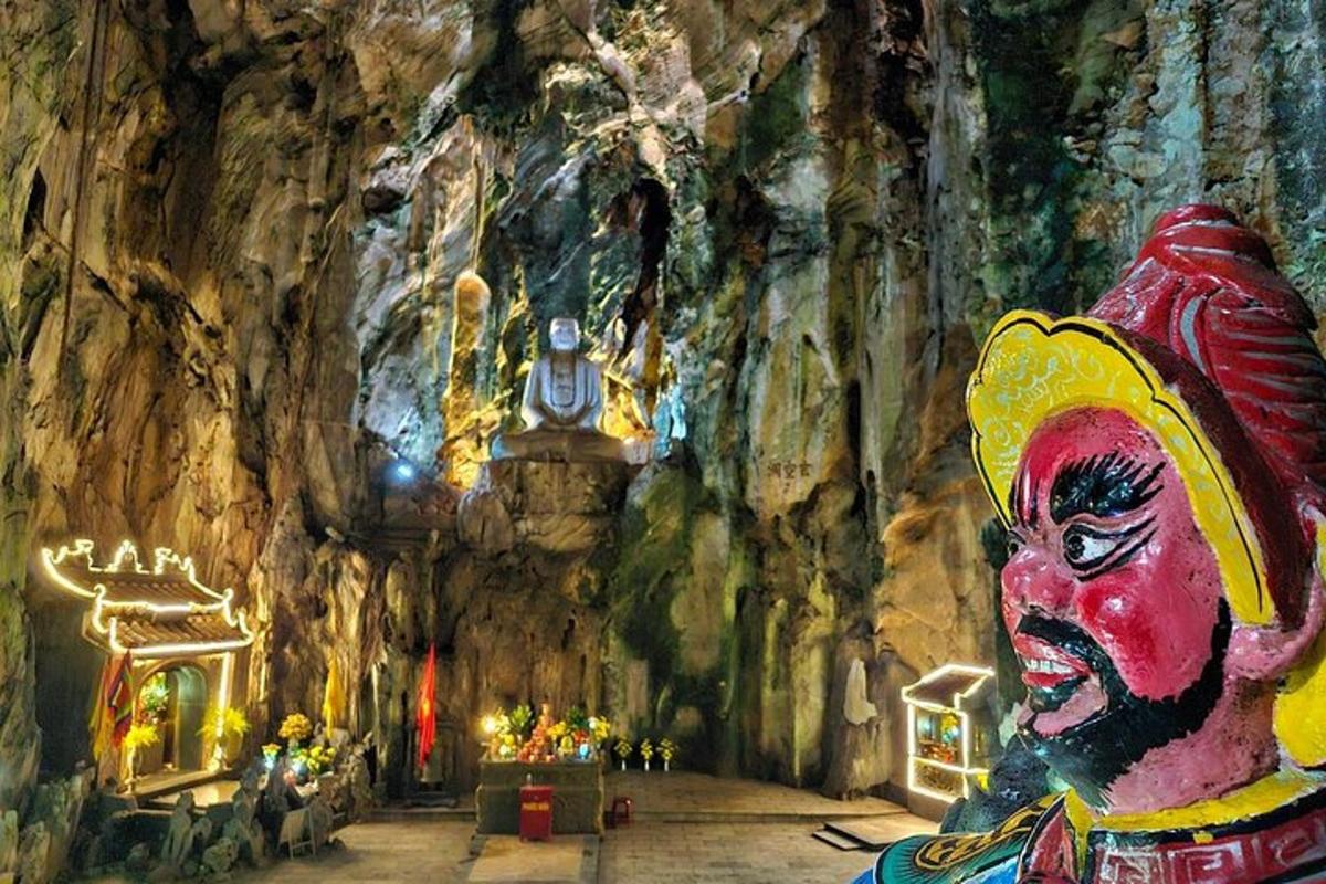 um quarto em uma caverna com uma pintura na parede