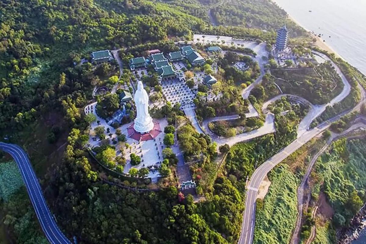 一座拥有大型纪念碑的岛屿的鸟瞰图