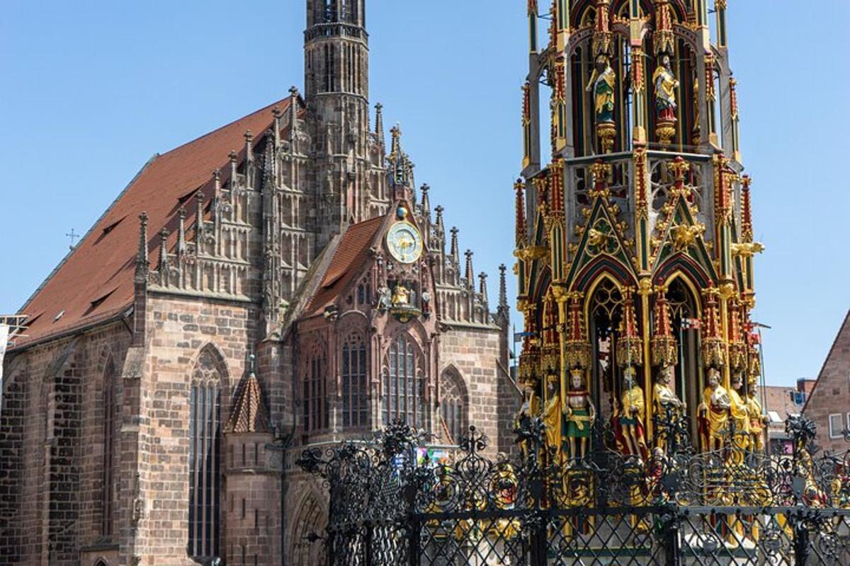 un grande edificio con una torre dell'orologio di fronte