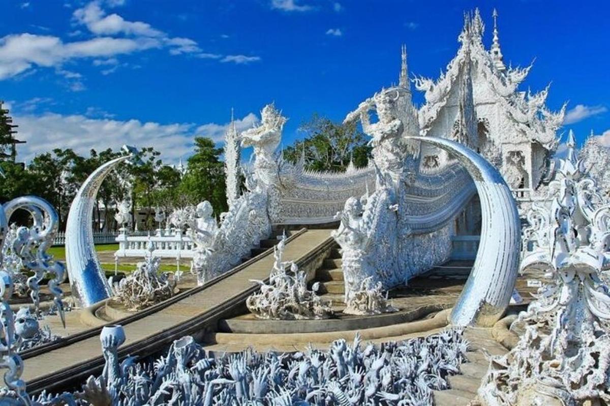 một ngôi đền màu trắng với những bức tượng màu trắng trong công viên
