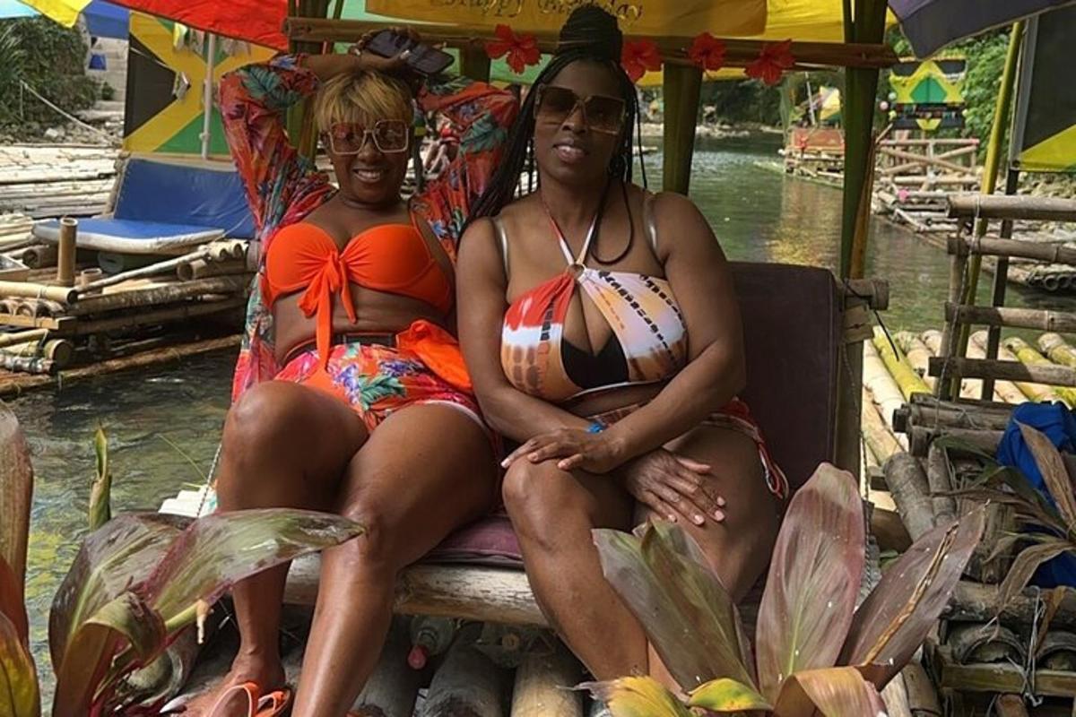 due donne in costume da bagno sedute su una sedia