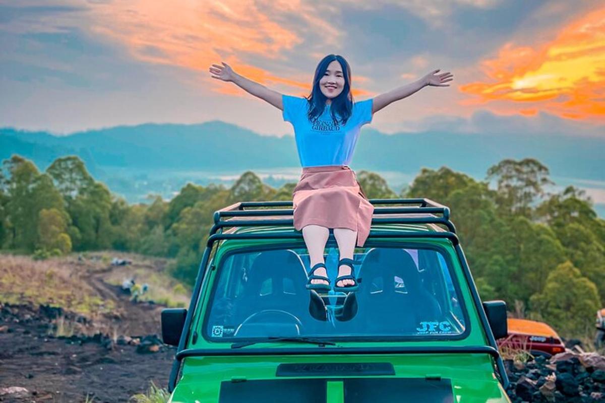 una donna è seduta sul tetto di un'auto