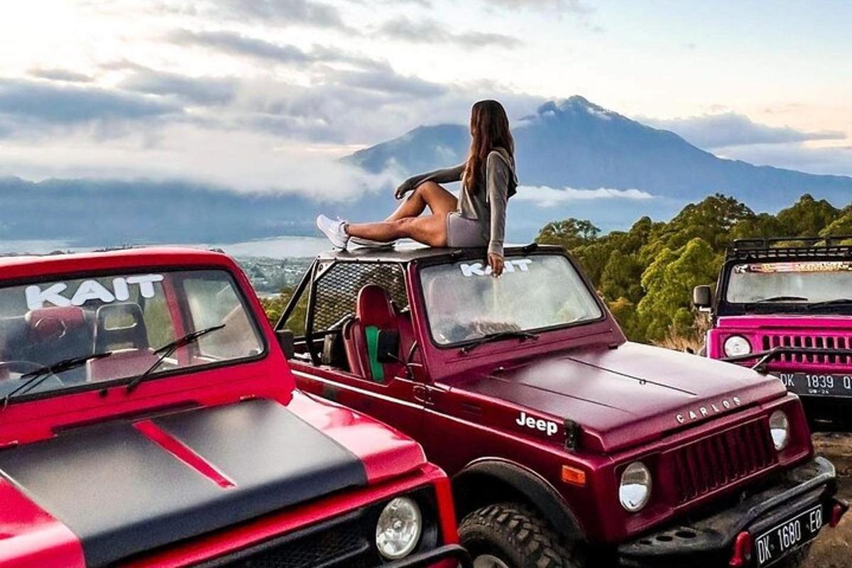 una donna seduta sul tetto di un camion rosso