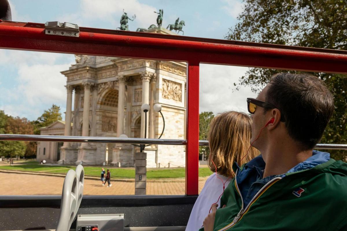 pár v autobuse si prohlíží budovu