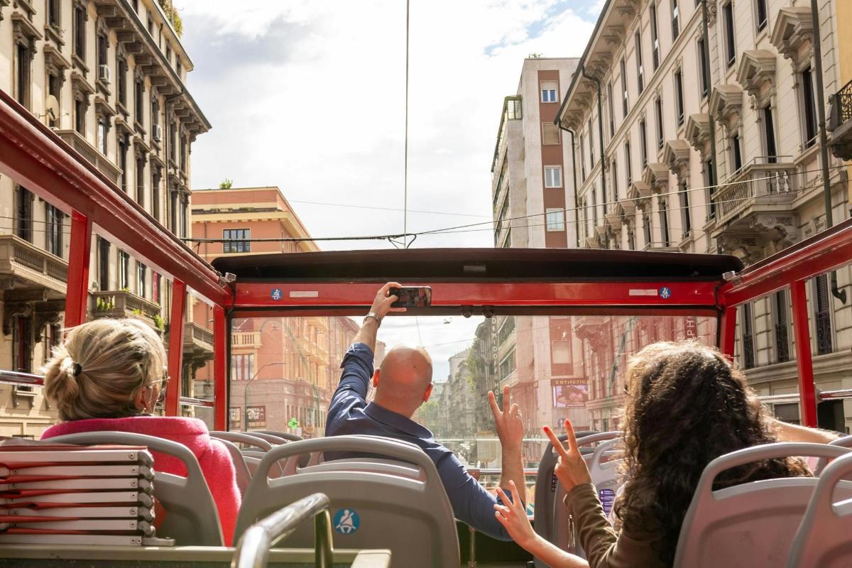 skupina lidí jedoucích v autobuse