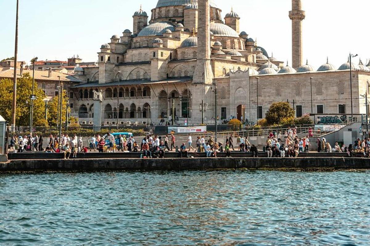 un grande edificio accanto a uno specchio d'acqua